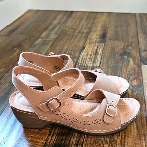 New! Patrizia BY Spring Step Women's Tan‎ Sandals. Size 10